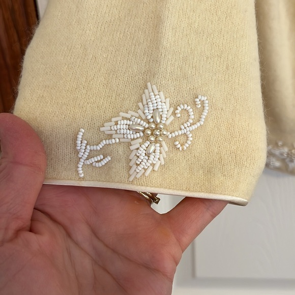 Vintage Cream & White Floral Beaded Cropped Knit Cardigan Sweater - Hong Kong - Picture 9 of 16